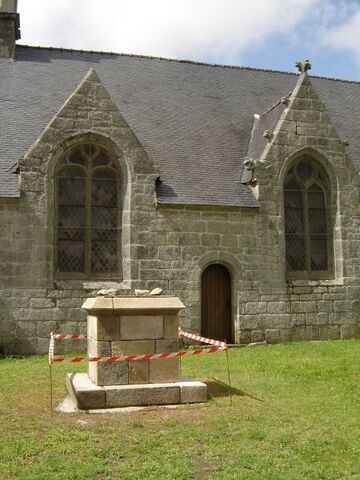 Le soubassement du calvaire en juin 2007 avant la pose de la croix